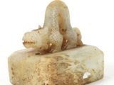 une statue représentant une tortue posée sur un rocher, sur fond blanc