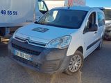 une camionnette blanche garée sur un terrain