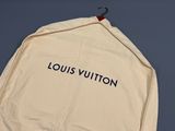 un gros plan d'une veste Louis Vuitton sur un cintre