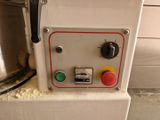 une machine posée sur le comptoir de la cuisine