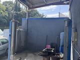 une photo d'un garage avec un matelas posé à même le sol