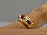 un gros plan sur la main d'une personne avec une bague au doigt