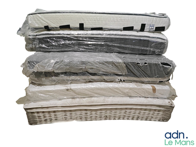 une pile de matelas empilés les uns sur les autres