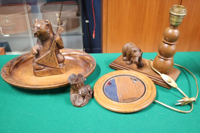 Lot d’objets en bois : plat creux avec ours musicien, lampe, miro...