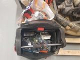 une photo d'une caisse contenant des articles variés posée sur une palette