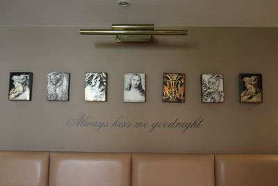 une photo d'un mur sur lequel sont accrochés des tableaux