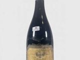 une bouteille de vin posée sur une table
