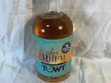 une bouteille de rhum posée sur une table