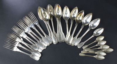 Lot de couverts en métal argenté, modèle à filets.