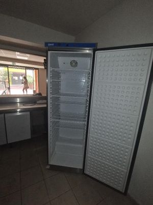 une image d'un réfrigérateur dans une cuisine avec la porte ouverte