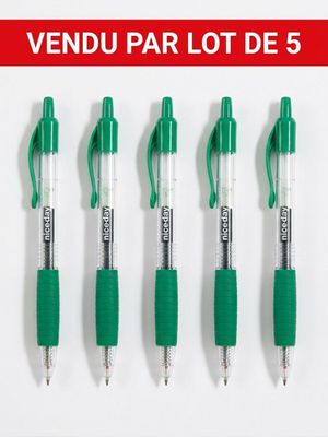 quatre stylos verts sont alignés en rangée sur une surface blanche