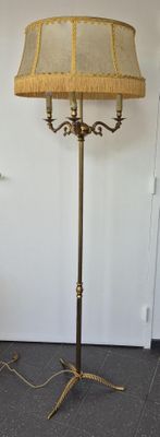 une lampe posée sur un support dans une pièce