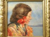 portrait d'une femme au foulard rouge au bord de l'eau