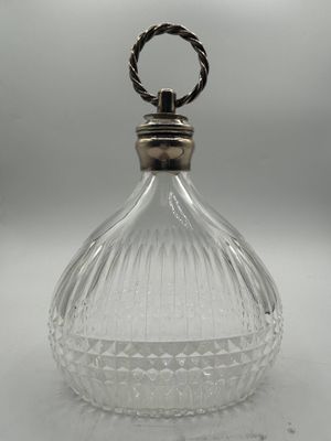 une image représentant une bouteille en verre transparent munie d'un bouchon métallique
