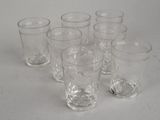 six verres posés les uns à côté des autres sur une table