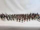 un grand nombre de figurines posées sur une table