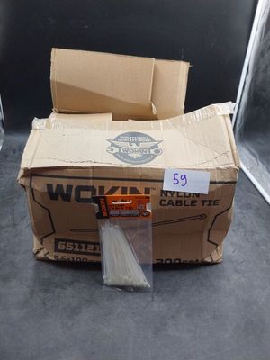 une boîte en carton posée sur le sol