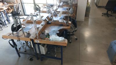 many machines that are sitting in a room together