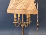 une image représentant une lampe de table surmontée d'un abat-jour