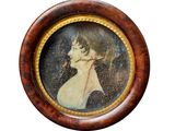 portrait d'une femme, une cigarette aux lèvres, dans un cadre en bois