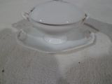 un bol et une soucoupe blancs posés sur une table blanche