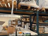 une pièce avec beaucoup de boîtes et de cartons sur les étagères