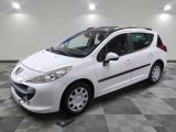 la petite voiture blanche est garée sur un carrelage à carreaux