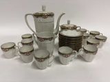 plusieurs tasses et soucoupes et une théière sur la table