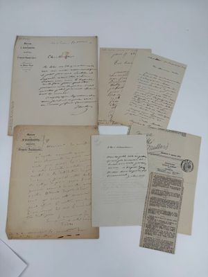 plusieurs vieux papiers sont empilés sur une table
