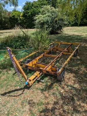 une remorque garée dans l'herbe de la cour