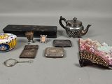 un grand nombre d'objets posés sur une table