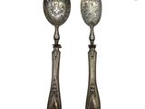 une paire de cuillères plaquées argent ornées de motifs floraux