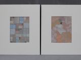 trois tableaux encadrés, de couleurs et de formes différentes, accrochés au mur
