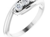 une bague en or blanc sertie de trois diamants, avec un anneau incurvé