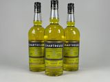 trois bouteilles de liqueur de citron sur fond blanc