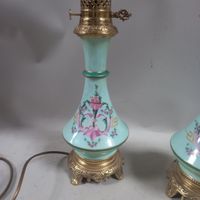 Deux LAMPES en porcelaine et montures en métal doré à décor … (photo 3)