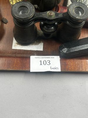 un plateau en bois sur lequel sont posées une paire de jumelles