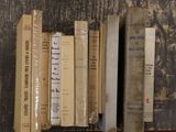 de nombreux livres posés sur une étagère posée sur une table