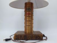 Lampe en trompe l'œil à décor de livres anciens (photo 2)