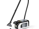 un aspirateur noir et blanc muni d'un chiffon de nettoyage jaune
