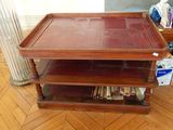une table en bois avec un plateau en verre, posée sur un parquet en bois massif