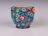 un vase bleu orné d'un motif floral