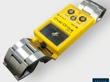 un gros plan d'une montre avec un bracelet en métal