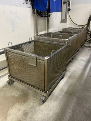 quatre bacs métalliques au milieu d'une pièce