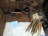 un grand nombre d'outils posés sur une table