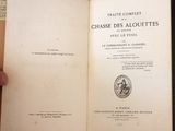 quelqu'un tient un livre à la main, posé sur une table