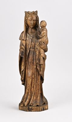 l'image d'une statue représentant une femme tenant un enfant dans ses bras