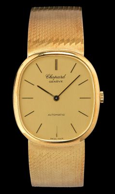 une image d'une montre-bracelet en or avec un cadran blanc