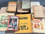 de nombreux livres posés sur une table