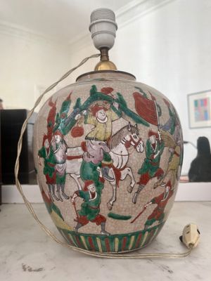 un vase avec un tableau posé sur une table